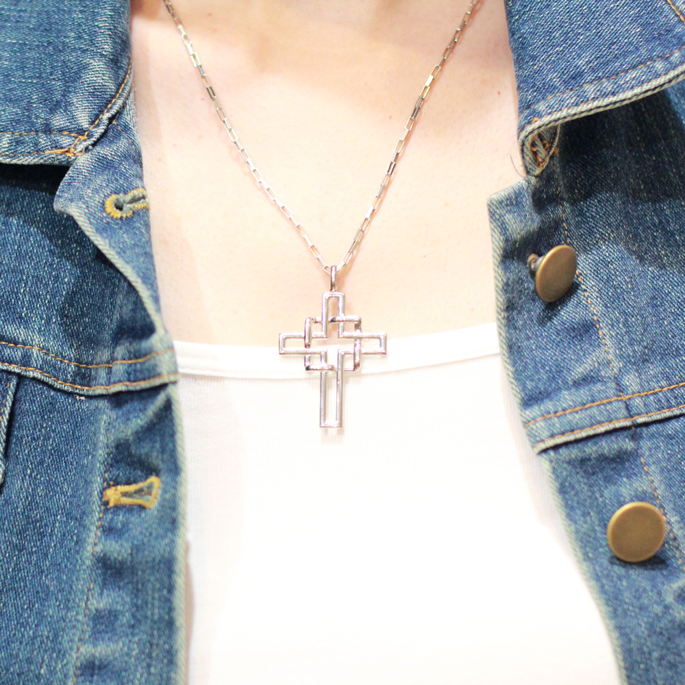 cruz de modelno pendant