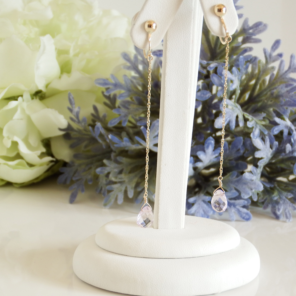 揺れるイヤリング