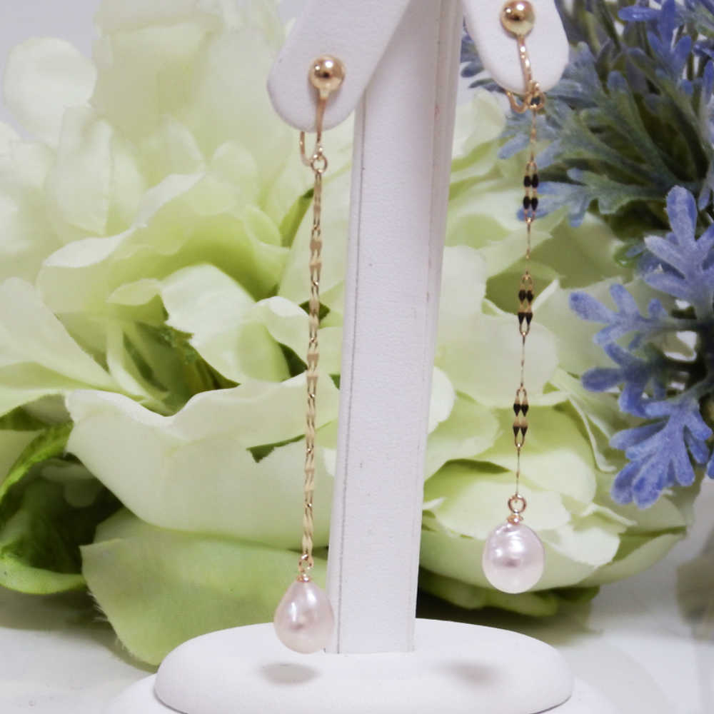 揺れるイヤリング