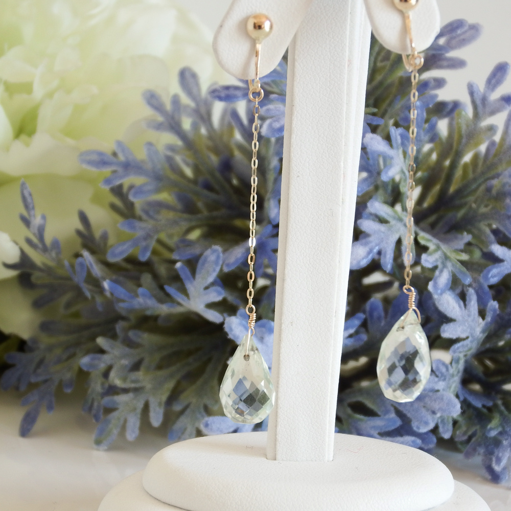 揺れるイヤリング