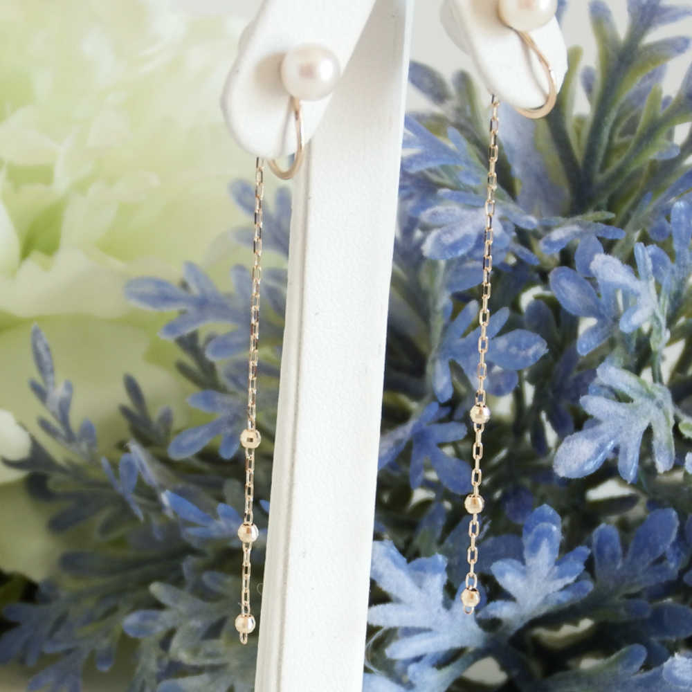 揺れるイヤリング