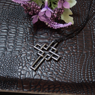 cruz de modelno pendant