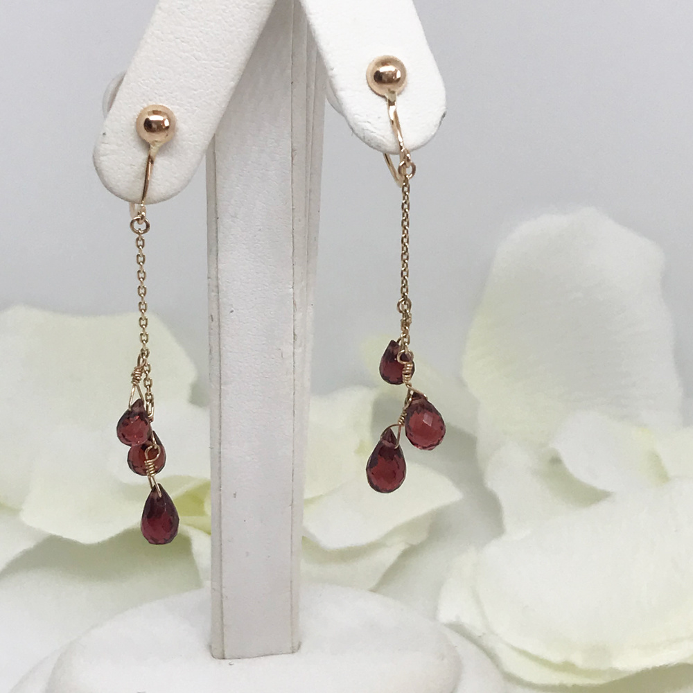 揺れるイヤリング