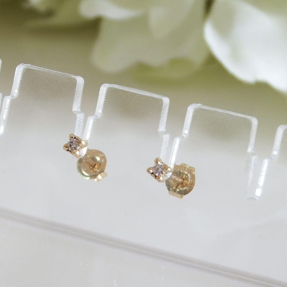 ダイヤスタッドピアス