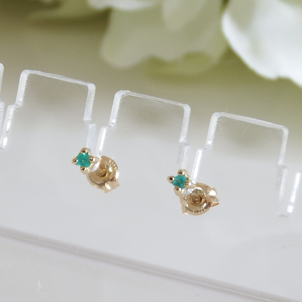 ダイヤスタッドピアス