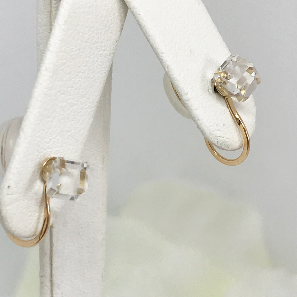 揺れるイヤリング