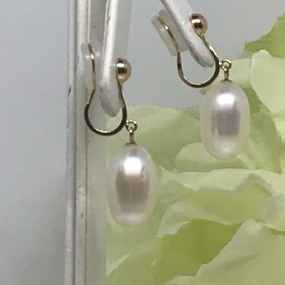 揺れるイヤリング