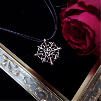 透かしクロスペンダント画像２