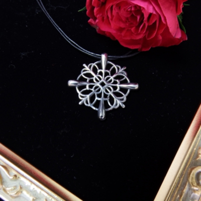 透かしクロスペンダント画像３