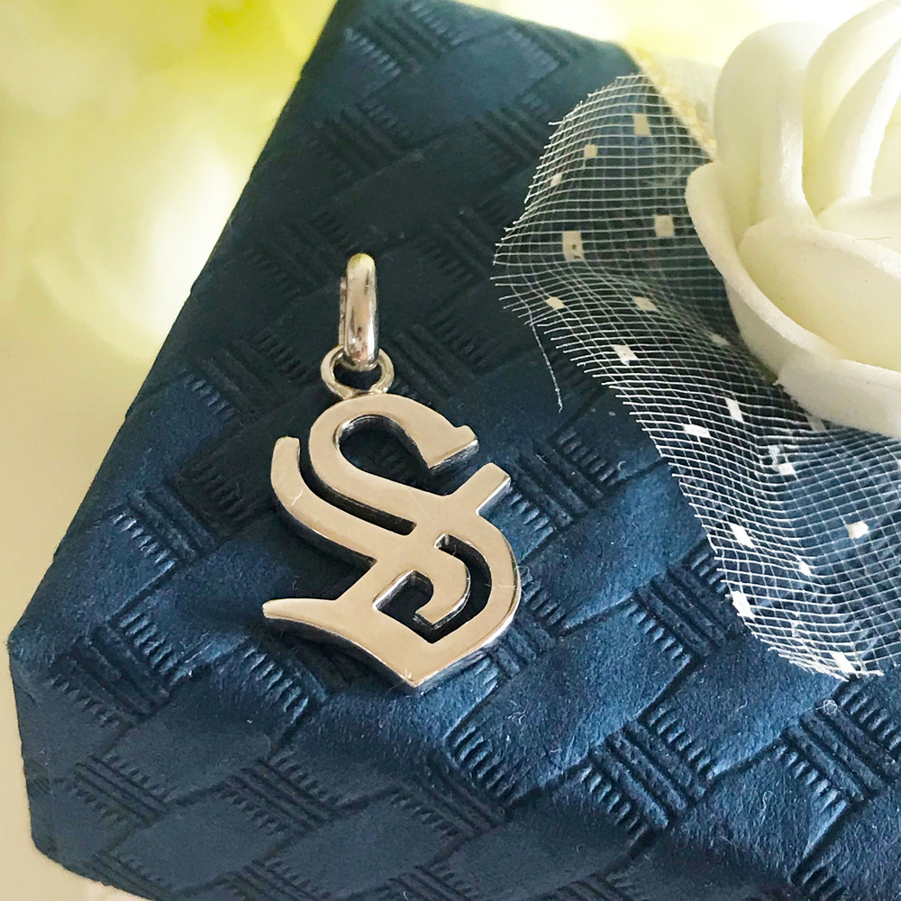 イニシャルペンダントトップ