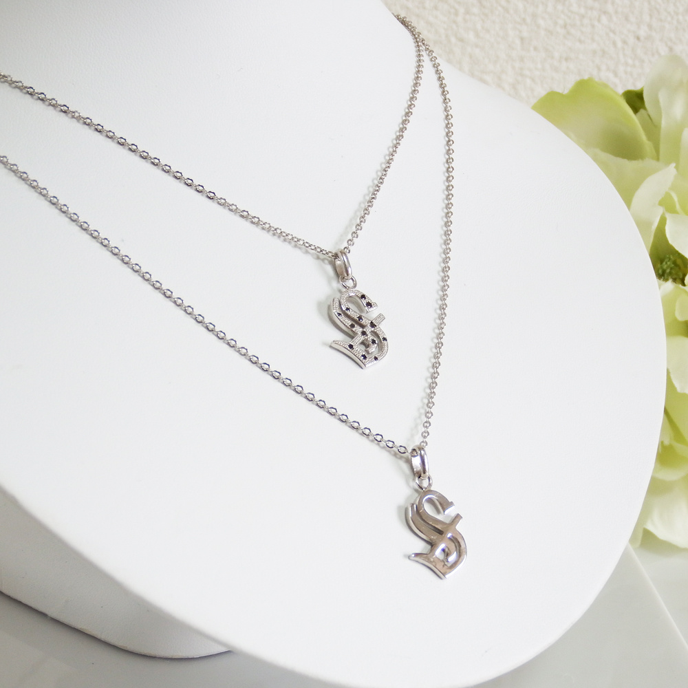 イニシャルペンダントトップ