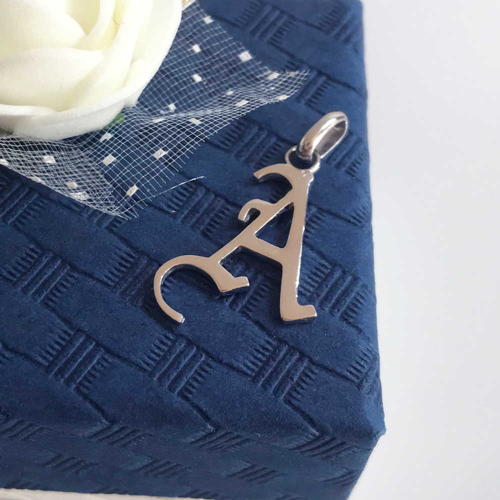 イニシャルペンダントトップ