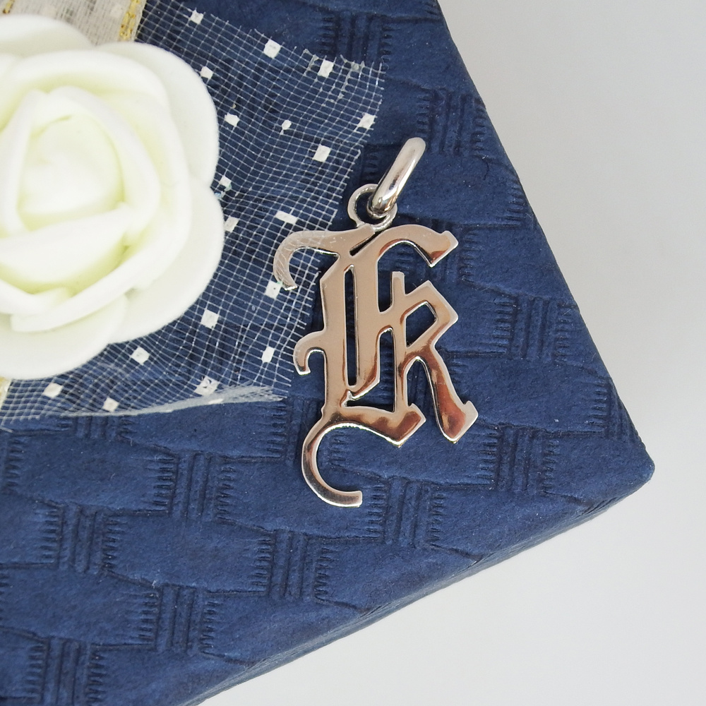 イニシャルペンダントトップ