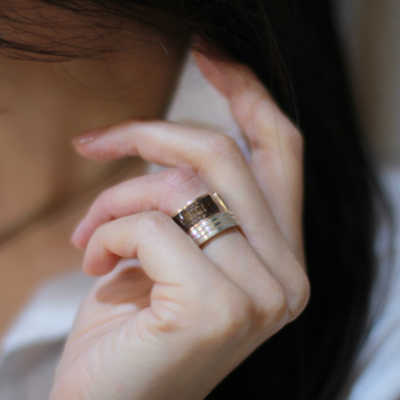 ユニセックスジュエリー