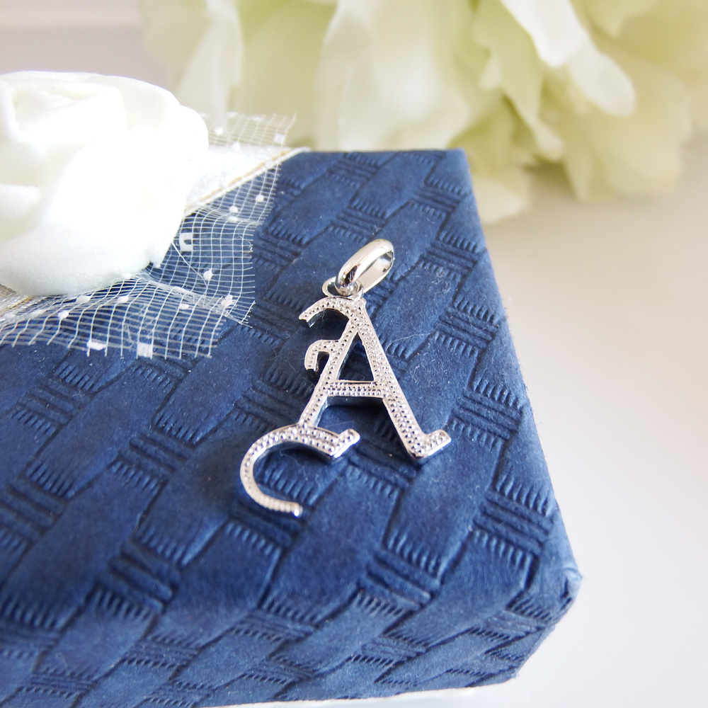 イニシャルペンダントトップ