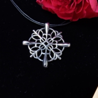 透かしクロスペアペンダント