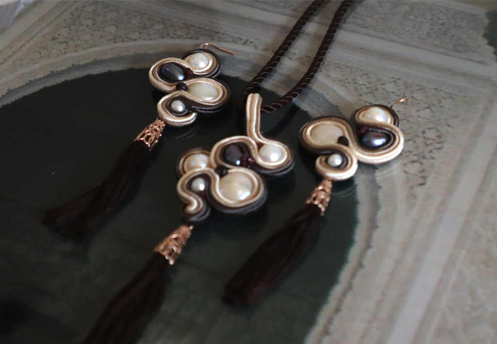 タッセルネックレスとピアス