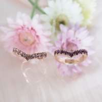 V字ハーフエタニティピンキーリング