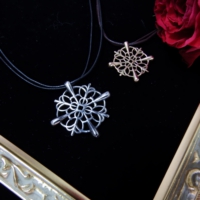 透かしクロスペンダント