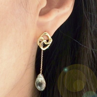 ミュシャピアスチャーム付き　正面着用画像